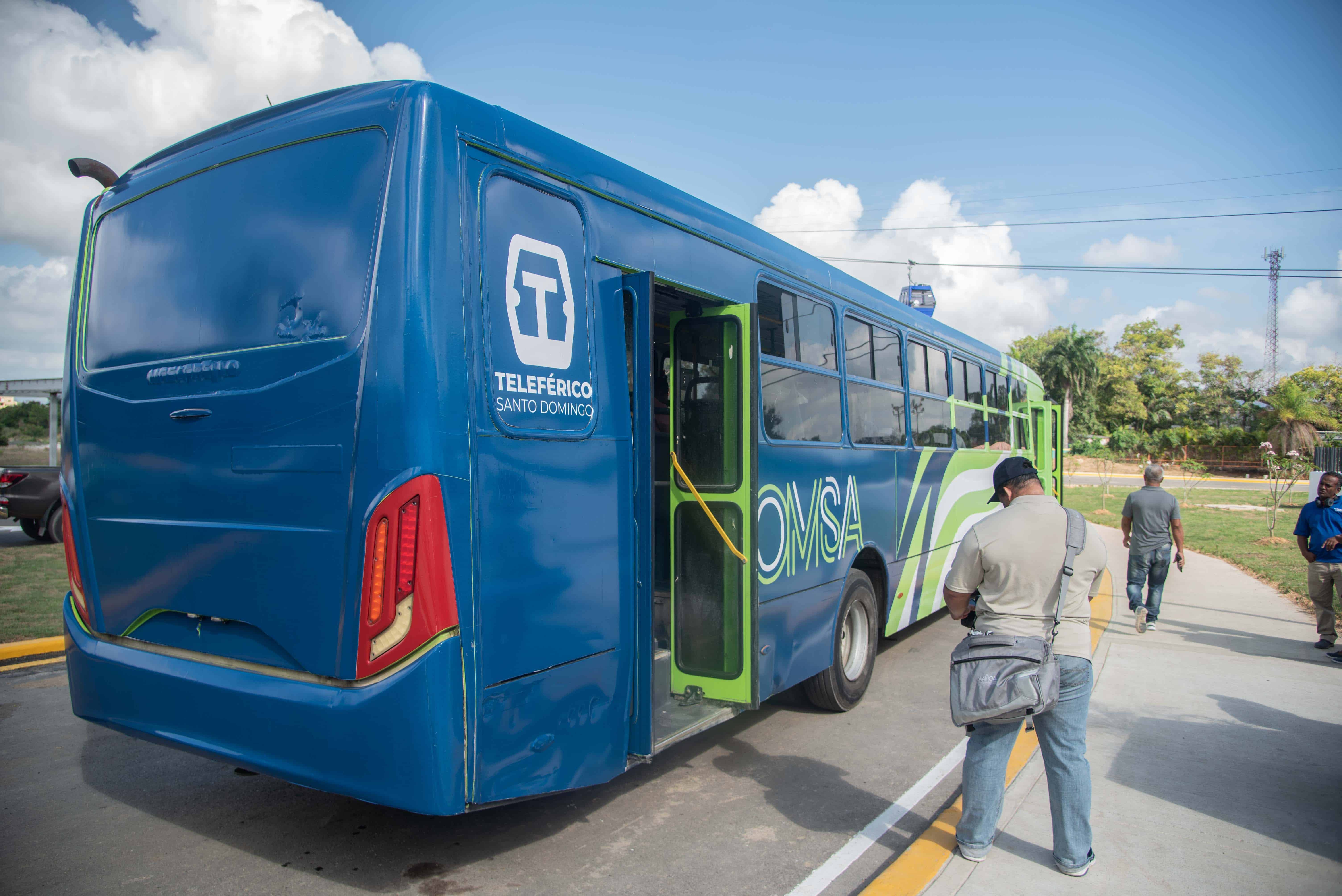 Los autobuses de la Omsa tienen un color diferente.