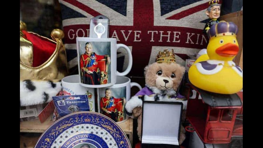 De teteras a paños de cocina, hacer negocio con los souvenirs de la coronación