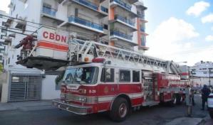 Rescatan a joven que amenazaba con lanzarse de edificio de Alma Rosa I, en SDE