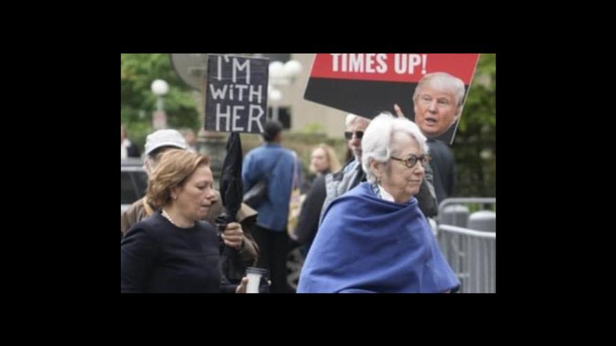 Mujer testifica que Donald Trump abusó sexualmente de ella en un avión