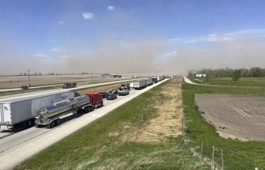 Reabren autopista tras accidente múltiple por una tormenta de arena en Illinois