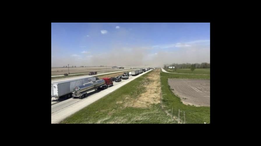 Reabren autopista tras accidente múltiple por una tormenta de arena en Illinois Reabren autopista tras accidente múltiple por una tormenta de arena en Illinois