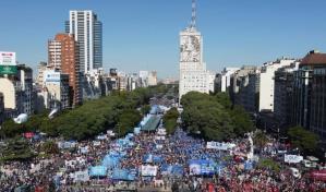 Argentinos conmemoran 1 de Mayo con ollas populares y actos contra el FMI