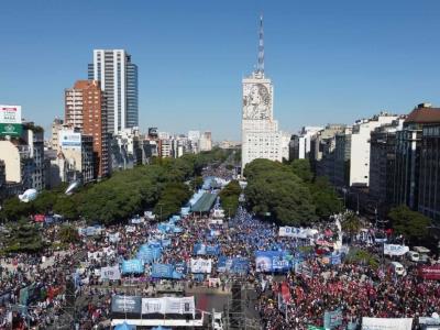 Argentinos conmemoran 1 de Mayo con ollas populares