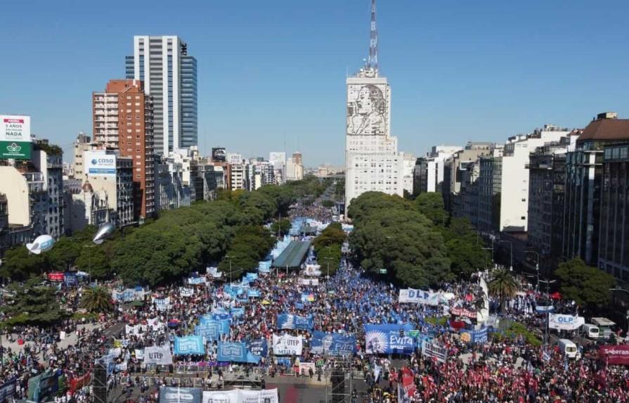 Argentinos conmemoran 1 de Mayo con ollas populares y actos contra el FMI