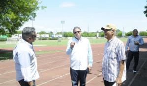 Camacho anuncia inicio de remozamiento de la pista de atletismo de Moca