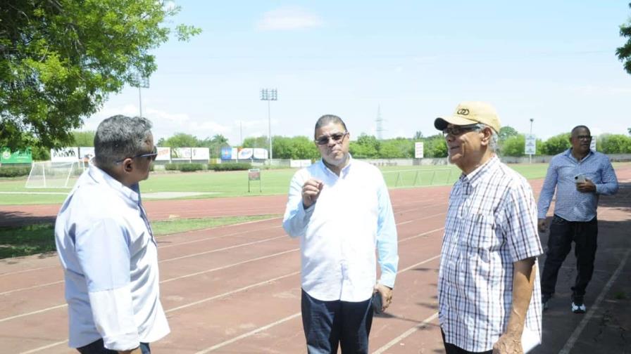 Camacho anuncia inicio de remozamiento de la pista de atletismo de Moca