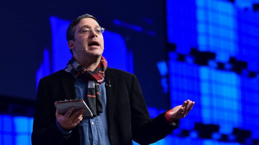 Experto en inteligencia artificial sugiere marcas de agua en imágenes y textos creados por robots