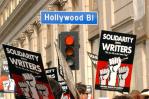 Más de 11 mil guionistas de Hollywood en huelga por mejores remuneraciones
