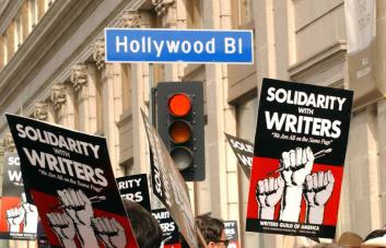 Más de 11 mil guionistas de Hollywood en huelga por mejores remuneraciones