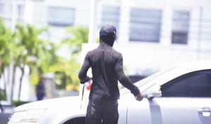 Detienen 14 limpiavidrios en Santo Domingo Oeste; le ocupan arma cortopuzante a uno
