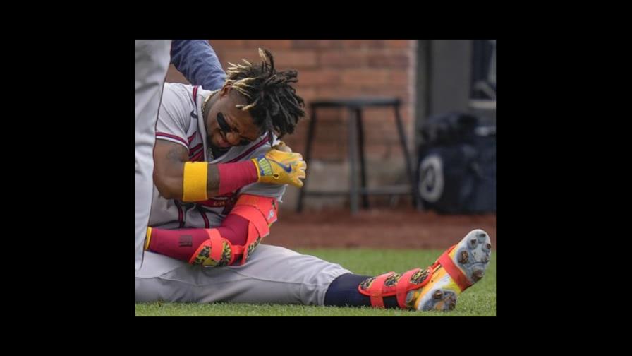 Acuña aparece con Bravos, un día después de sufrir golpe