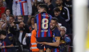 Barcelona vence a Osasuna, acaricia título