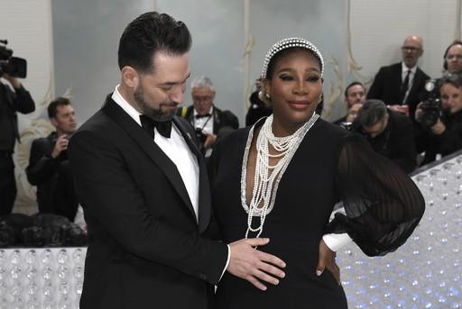 Williams y Kloss revelan embarazos en la gala del Met