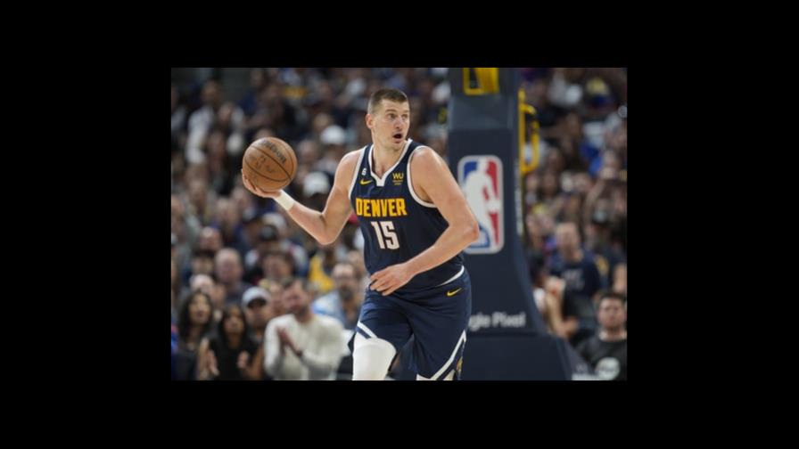 Jokic mete 39 puntos y los Nuggets vencen 97-87 a los Suns Jokic mete 39 puntos y los Nuggets vencen 97-87 a los Suns