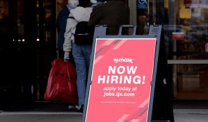 Empleos disponibles en EE.UU. bajan a su menor nivel en casi 2 años