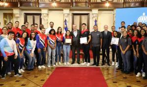 Abinader promete becas completas a estudiantes dominicanos que ganaron premios en la NASA