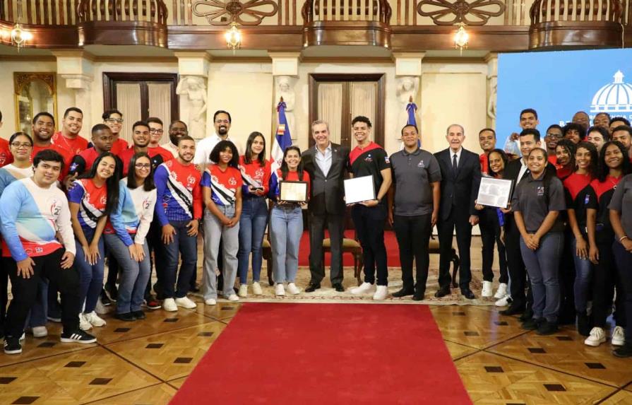 Abinader promete becas completas a estudiantes dominicanos que ganaron premios en la NASA