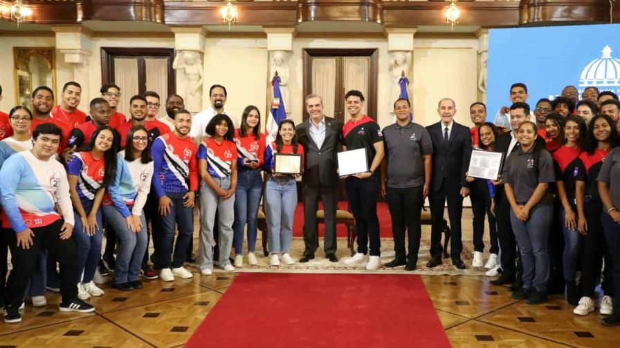 Abinader promete becas completas a estudiantes dominicanos que ganaron premios en la NASA