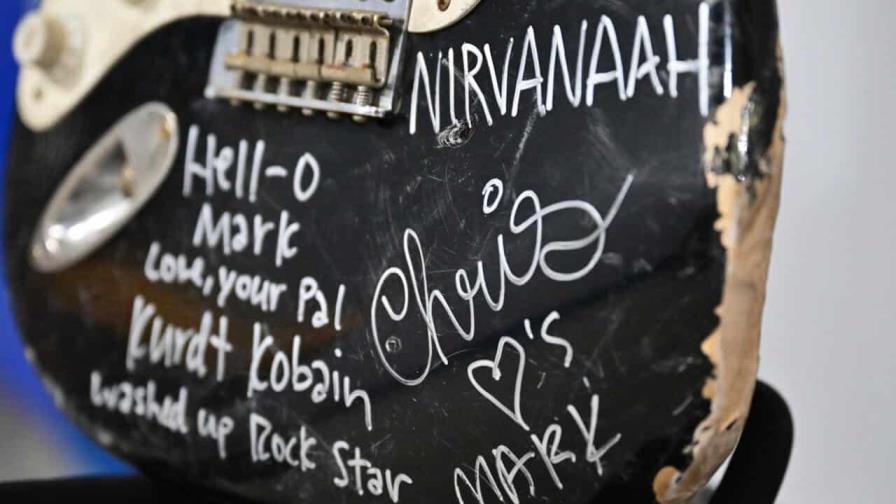 Una guitarra destrozada por Kurt Cobain será subastada en EE.UU.