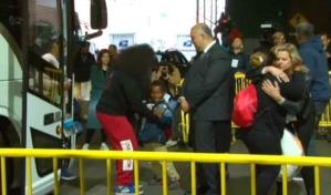 El gobernador de Texas reanuda envíos de inmigrantes a NY con dos autobuses