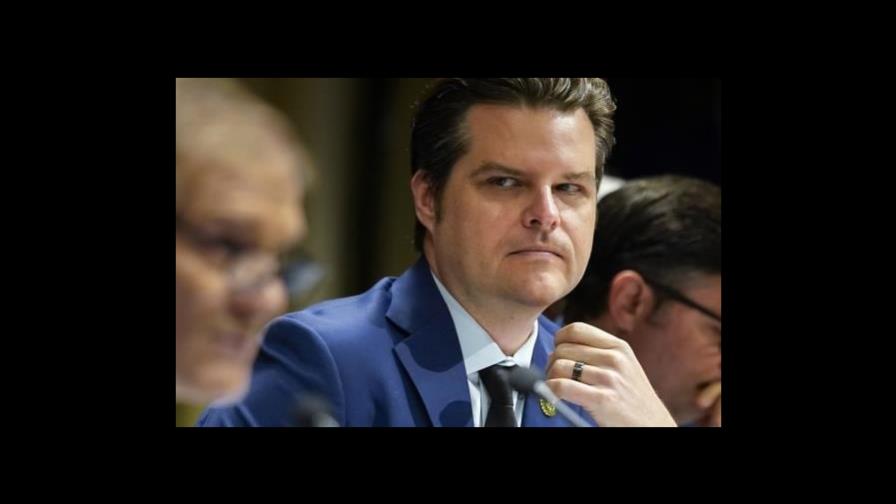 Arrestan a una mujer que insultó y arrojó una copa de vino a congresista de Florida