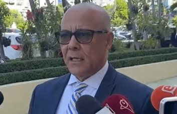 Entregan a Pacheco solicitud para someter a juicio político al pleno de la Cámara de Cuentas