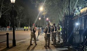 Detienen a hombre sospechoso de estar armado afuera del Palacio de Buckingham