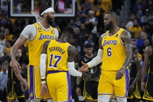 Davis, James y Lakers pegan primero en serie ante Warriors