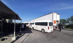 Agentes hallan a 139 migrantes en una caja de tráiler en el norte de México
