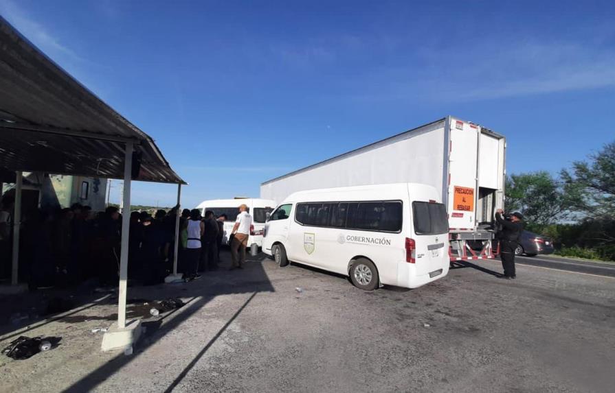 Agentes hallan a 139 migrantes en una caja de tráiler en el norte de México