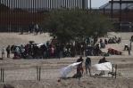 Migrantes buscan desesperados permiso para llegar a frontera de México-EEUU Migrantes buscan desesperados permiso para llegar a frontera de México-EEUU