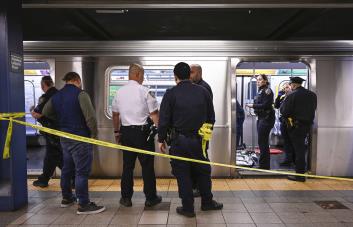 Fallecido en el tren de Nueva York murió estrangulado