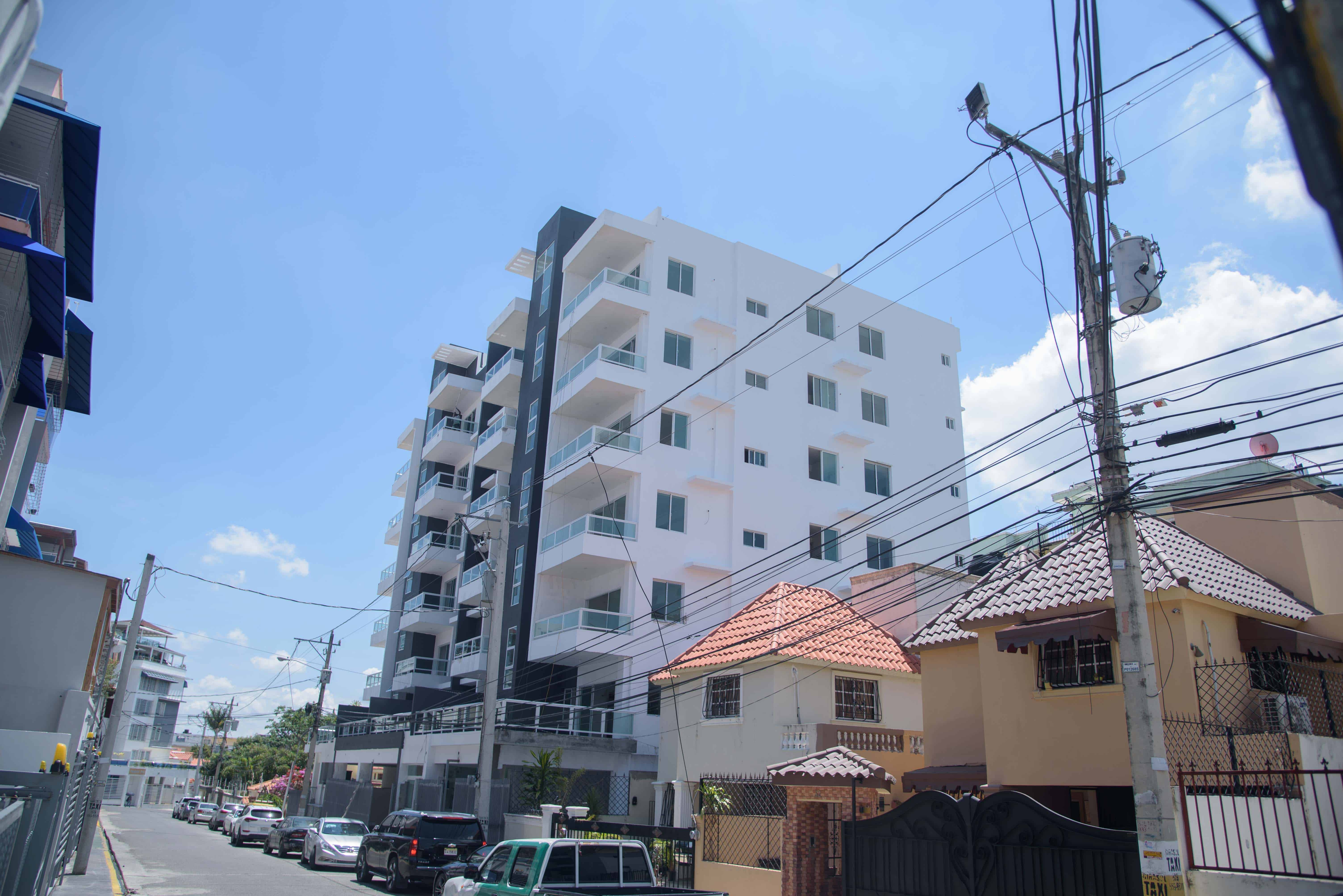 Edificio que según vecinos, viola el permiso de uso de suelo