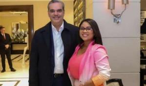 Presidente Abinader entrega sus “paqueticos de café” a joven dominicana residente en Londres