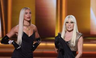Dua Lipa y Donatella Versace diseñan juntas una colección para el verano
