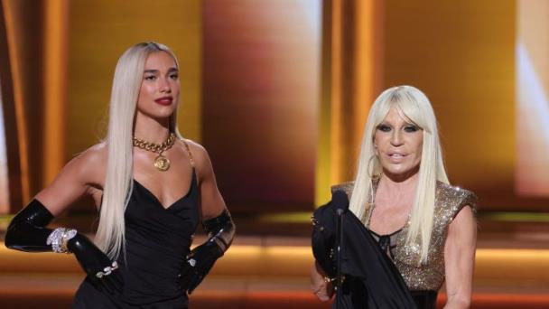 Dua Lipa y Donatella Versace diseñan juntas una colección para el verano