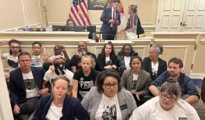 Detenidos 14 jóvenes en EEUU por protestar en el despacho de DeSantis