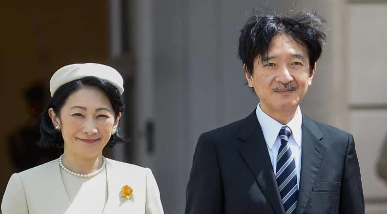 Príncipes herederos de Japón parten a Londres para coronación de Carlos III