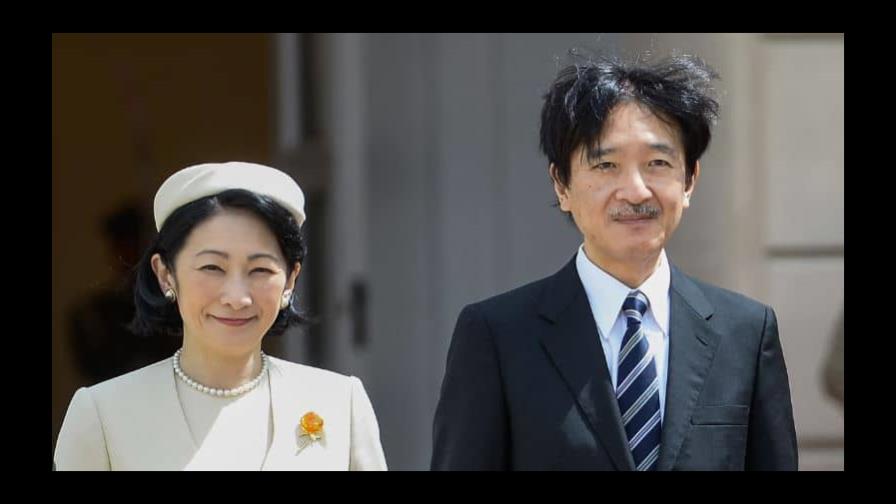 Príncipes herederos de Japón parten a Londres para coronación de Carlos III
