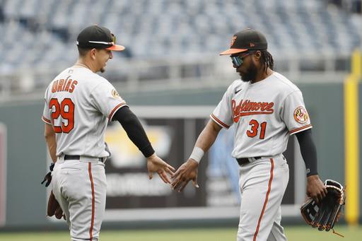 Orioles dilapidan ventaja pero derrotan a Reales