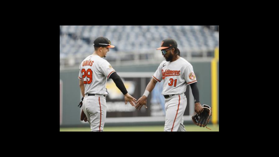 Orioles dilapidan ventaja pero derrotan a Reales