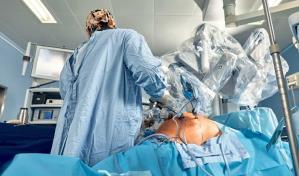 Robots quirúrgicos en el trabajo: ayudar a los médicos en el quirófano