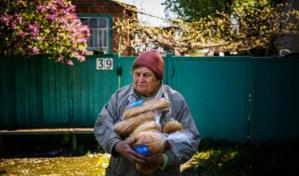 La meticulosa tarea de repartir el pan en una ciudad del este de Ucrania