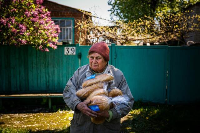 La meticulosa tarea de repartir el pan en una ciudad del este de Ucrania