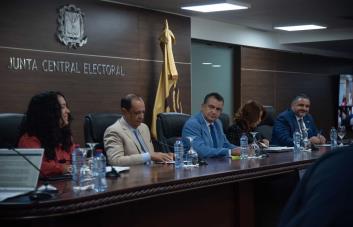 Pese a oposición, JCE emite resolución de 20 % en reservas de candidaturas
