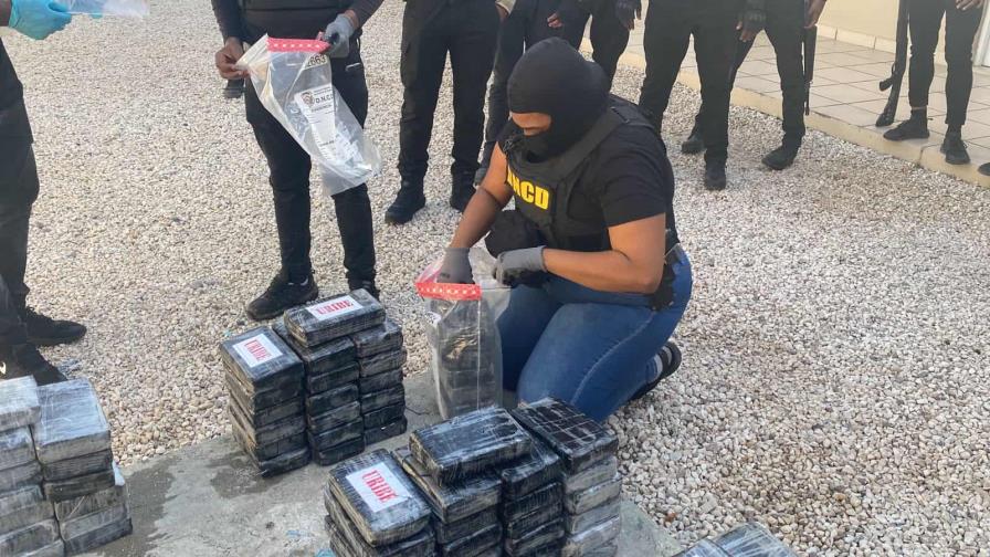 Autoridades ocupan 194 paquetes de droga y persiguen a varios individuos en Barahona