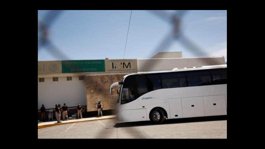 Colombia suspende llegada de retornados de EE.UU. por “tratos degradantes”