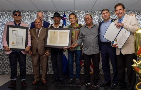 Consulado de RD en Puerto Rico reconoce al Conjunto Quisqueya y a Fernando Villalona