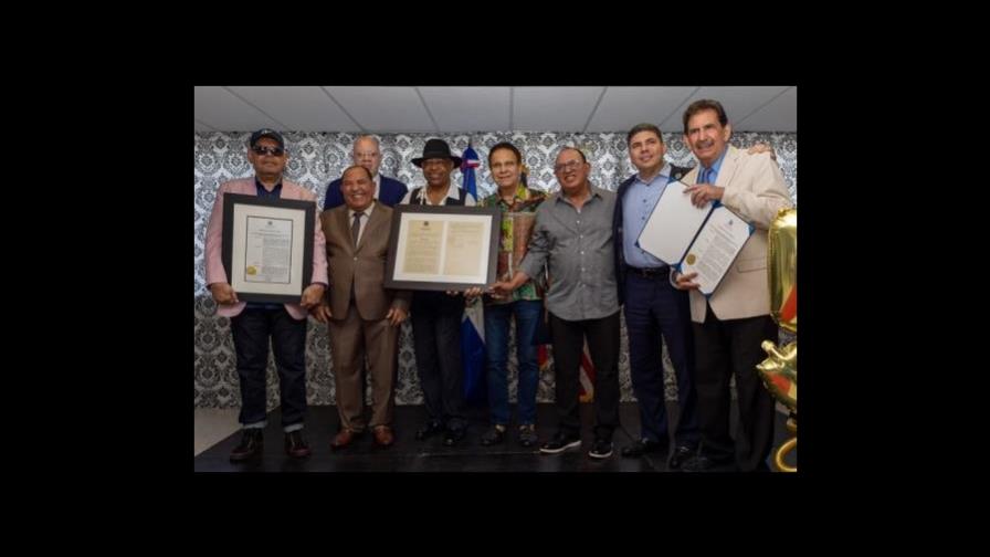 Consulado de RD en Puerto Rico reconoce al Conjunto Quisqueya y a Fernando Villalona Consulado de RD en Puerto Rico reconoce al Conjunto Quisqueya y a Fernando Villalona